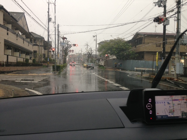 雨が降る中のペーパードライバー出張教習は箕面市如意谷付近にて